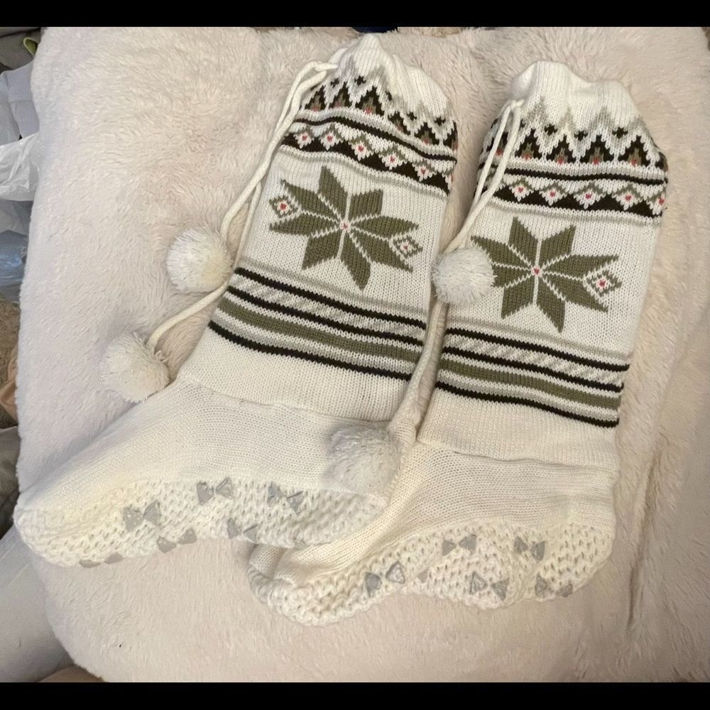 Winter cozy socks Size 7-9, ties feet tread